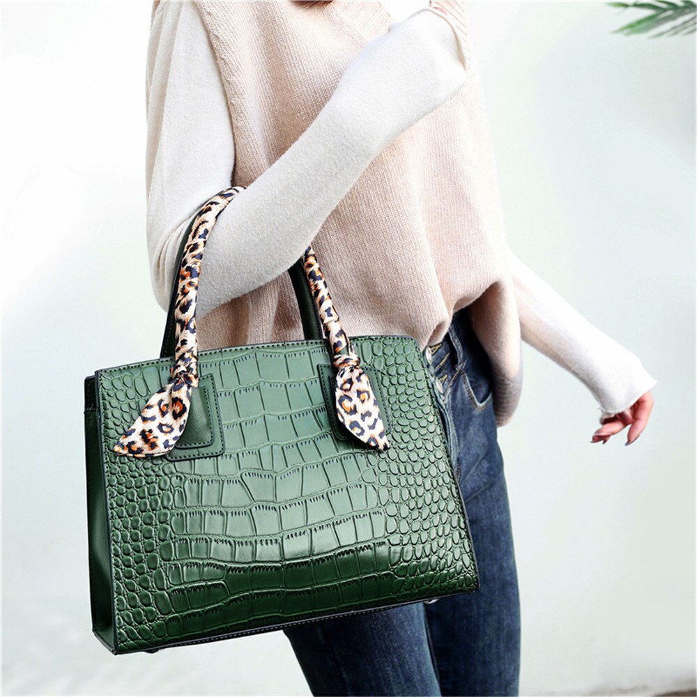 Petit sac à main léopard porté vert