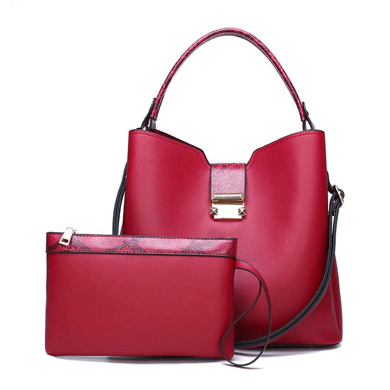 Petit sac bandoulière femme et son sac pochette rouge